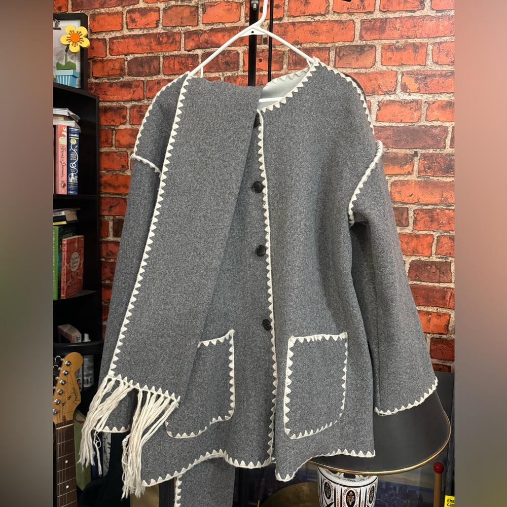 Elegant Autumn/Winter Jacket with Scarf